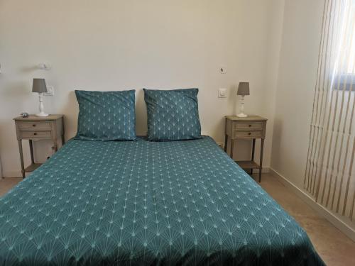 Katil atau katil-katil dalam bilik di Logement au calme à LOURMARIN