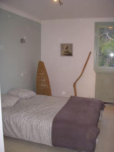 une chambre avec un lit et une fenêtre dans l'établissement Collioure Appartement proche de la mer, à Collioure