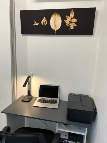 - un bureau avec un ordinateur portable et une imprimante dans l'établissement PARIS Tour EIFFEL, à Paris