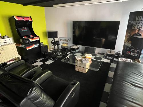 Nerd Heaven EM Hausにあるテレビまたはエンターテインメントセンター