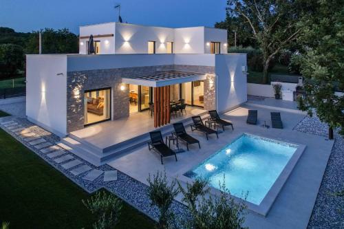 Villa Zanetta pet friendly near Poreč for 6 people with sea view & private pool