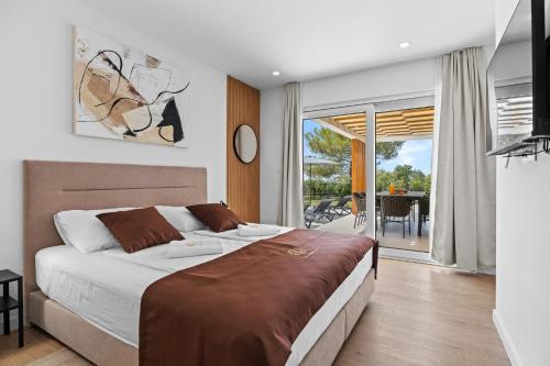 Katil atau katil-katil dalam bilik di Villa Zanetta pet friendly near Poreč for 6 people with sea view & private pool