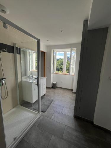 une salle de bain avec une douche en verre et un lavabo dans l'établissement Mas Lyda, à Joyeuse