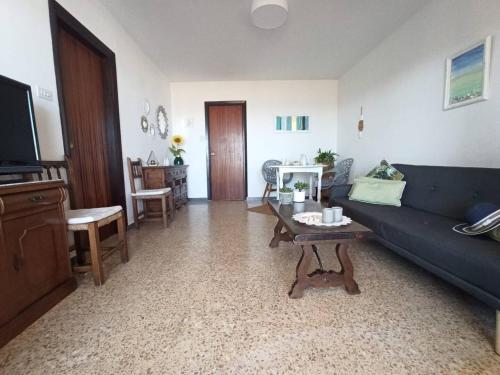 ein Wohnzimmer mit einer blauen Couch und einem Couchtisch in der Unterkunft Bungalow Peñiscola REF 030 in Peñíscola