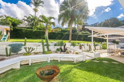 Κήπος έξω από το Tropical Hideaway Inspired by Palm Springs in Lennox Head