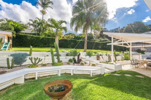 Κήπος έξω από το Tropical Hideaway Inspired by Palm Springs in Lennox Head