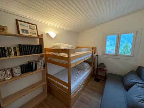 - une chambre avec 2 lits superposés et un canapé dans l'établissement Appart 4 pers, 5 min des pistes, Animaux OK, Cuisine, Parking - FR-1-445-36, à Montgenèvre