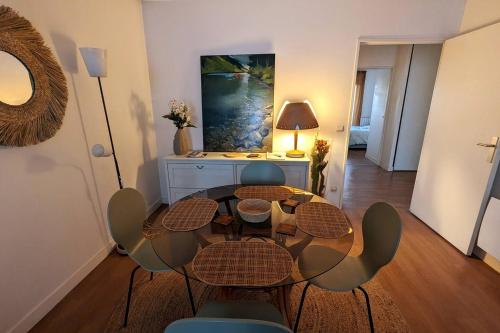 - un salon avec une table, des chaises et un tableau dans l'établissement Coco's, à Alfortville