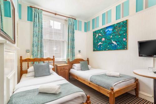 Postel nebo postele na pokoji v ubytování St Athans Hotel