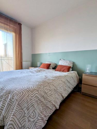 une chambre avec un grand lit et une fenêtre dans l'établissement Coco's, à Alfortville