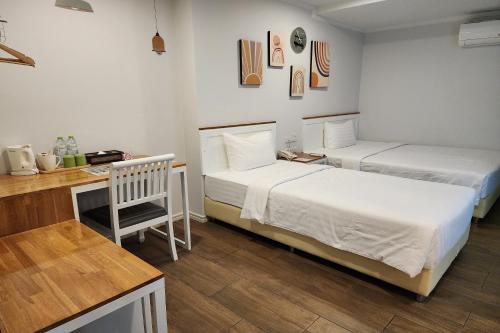 Postelja oz. postelje v sobi nastanitve J PLACE HOTEL