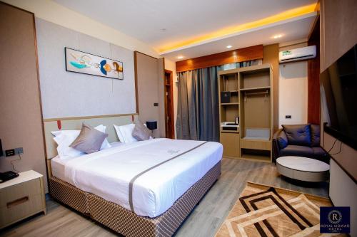Una cama o camas en una habitación de Royal Mgwasi Hotel