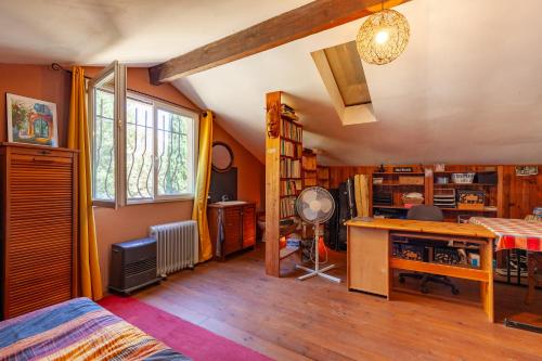 un salon avec un bureau et une chambre avec une fenêtre dans l'établissement La Villa du Broussan, à Évenos