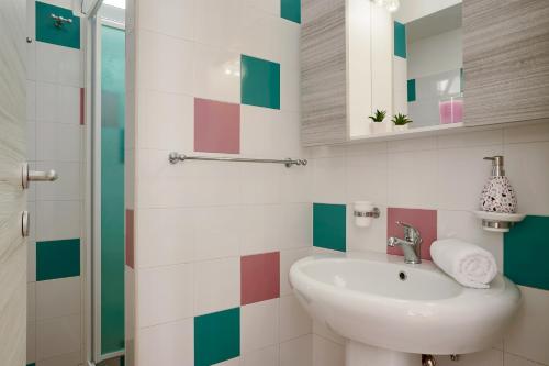 A bathroom at Villa Dema, sea front & beach 20 mt
