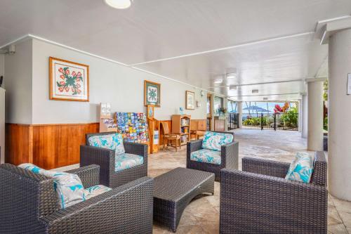 a waiting room with chairs and a table at Aston Kona By The Sea in Kailua-Kona
