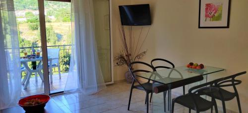 TV a/nebo společenská místnost v ubytování Myrtos Cottages Kefalonia