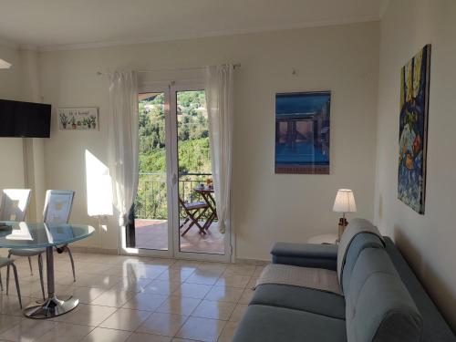TV a/nebo společenská místnost v ubytování Myrtos Cottages Kefalonia