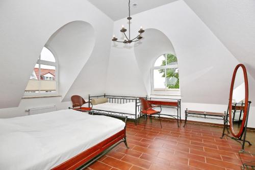 una camera da letto con due letti e due finestre di Strandpalais Wohnung 11b a Kühlungsborn