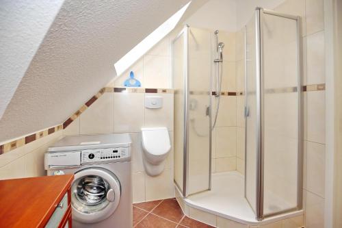 un bagno con doccia e lavatrice di Strandpalais Wohnung 11b a Kühlungsborn