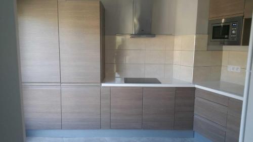 a kitchen with a sink and a microwave at Appart' Hôtel Fauriel Saint-Etienne Parking privé balcon wifi in Saint-Étienne
