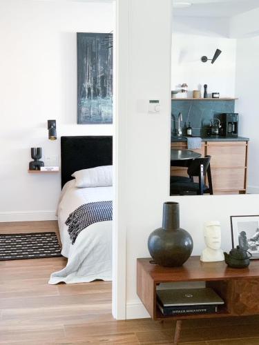 - une chambre avec un lit et une table avec un vase dans l'établissement Designer Wohnung nur 450 m vom Strand entfernt!, à Darłowo