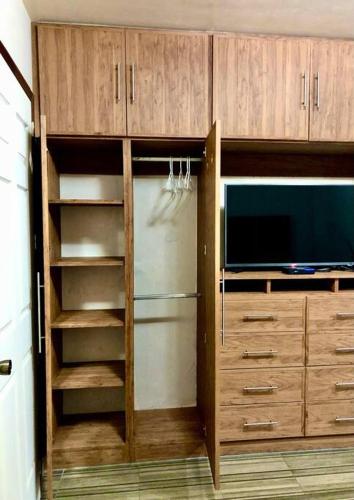 a kitchen with a refrigerator and a tv at Departamento Céntrico, acogedor, comodo, pequeño in Orizaba