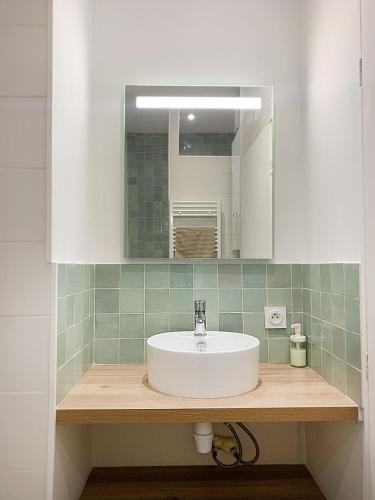 une salle de bain avec un lavabo et un miroir dans l'établissement T3 Spacieux - Proche gare - Entièrement rénové, à Marseille