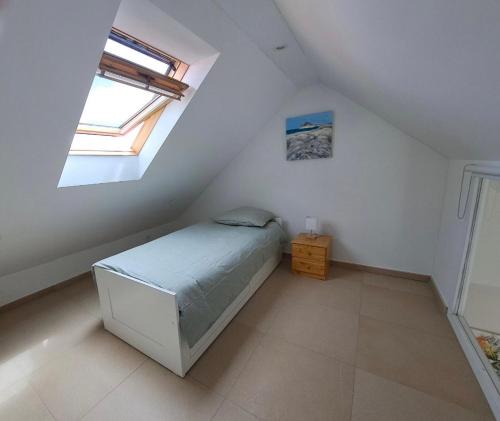 une petite chambre avec un lit et une fenêtre dans l'établissement Happy wim', à Wimereux