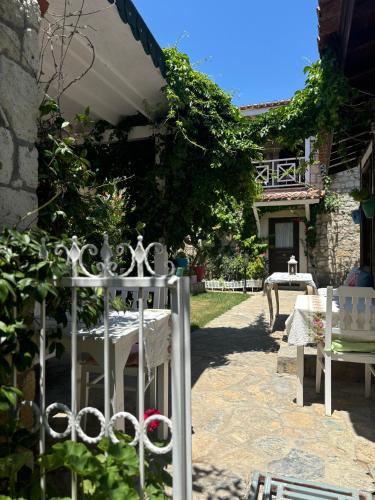 Gallery image of Taşdelen Hotel in Alacati