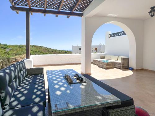 a living room with a table with a chess board on it at Appartement familial avec balcon et piscine in Martil