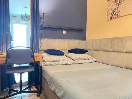 Un dormitorio con una cama, un escritorio y una silla. en Superior Baltea 2 rooms, 1 bedroom, Beach 800m, Air Condition! Terrace, en Gdansk