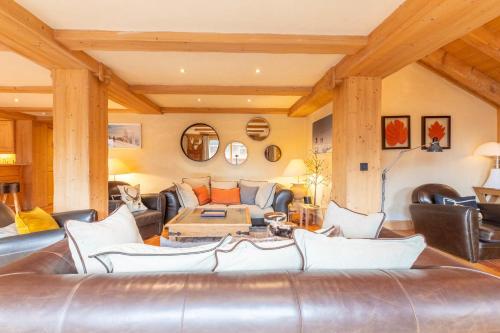 - un salon avec un canapé en cuir brun dans l'établissement Saulire 7 with sauna, à Mussillon