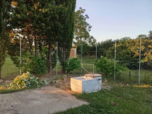 a garden with a fence and a concrete box at Kuća za odmor Fruška gora in Prnjavor