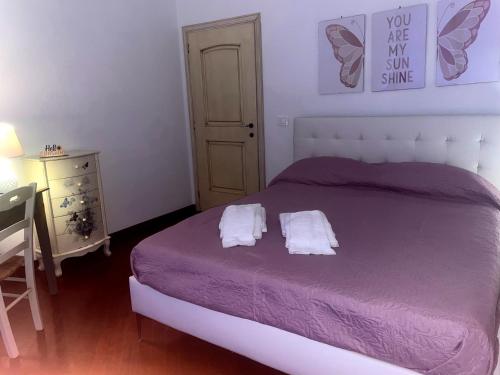 a bedroom with a bed with two towels on it at Sunshine in Sanfatucchio
