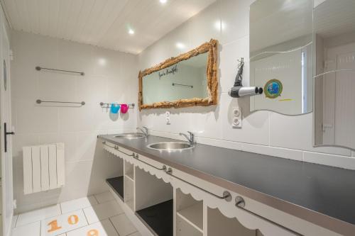 une salle de bain avec un lavabo et un miroir dans l'établissement Villa Cap mer 17, à Saint-Palais-sur-Mer