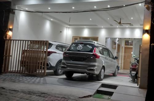 un par de autos estacionados en un garaje en KOZZY B&B, en Amritsar