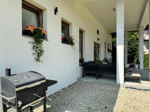 a grill sitting on the side of a house at Willa Wioletta in Tylmanowa