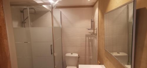 une salle de bain avec toilettes et douche en verre dans l'établissement Tiloft, à Antibes