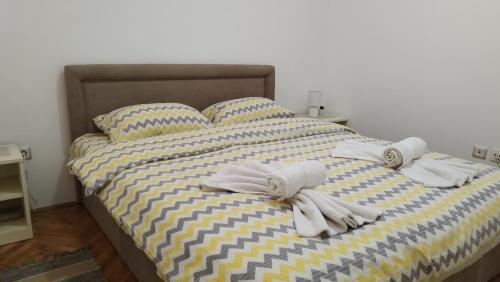 Un pat sau paturi într-o cameră la Apartman ROMA