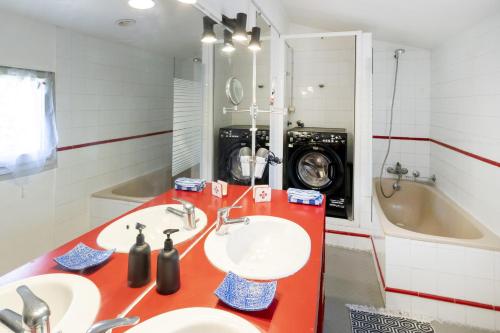 Un baño con dos lavabos y lavadora. en Vacances Pays Basque, en Bidart