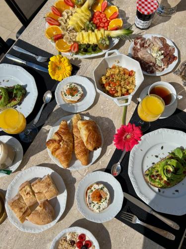 ein Tisch mit Tellern voller Essen auf einem Tisch in der Unterkunft VILLA MONACO - Luxury Villa Rental Minutes from Monaco in Cap d'Ail