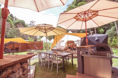 Gril dostupný pro hosty v luxury tent