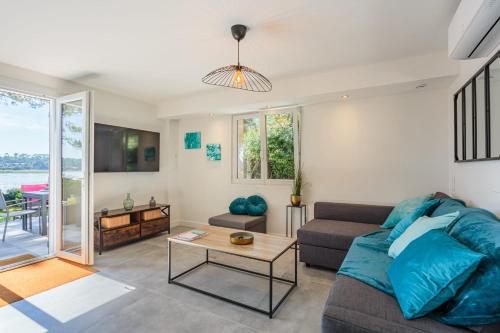 un salon avec un canapé et une table dans l'établissement La Maison du Lac - Welkeys, à Soorts-Hossegor