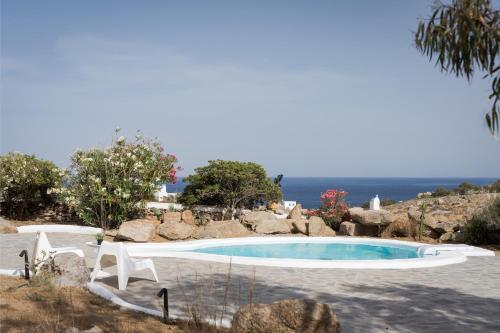 Bazén v ubytování Bougainvillea Comfort Villa Mykonos nebo v jeho okolí