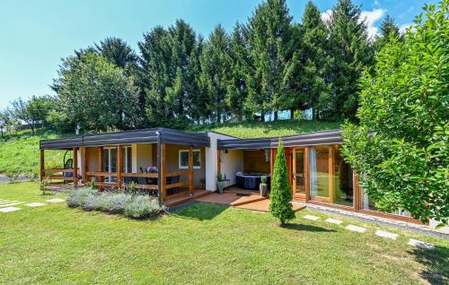 a small house with a green roof at Lovely Home In Vinogradi Ludbreski in Ludbreg