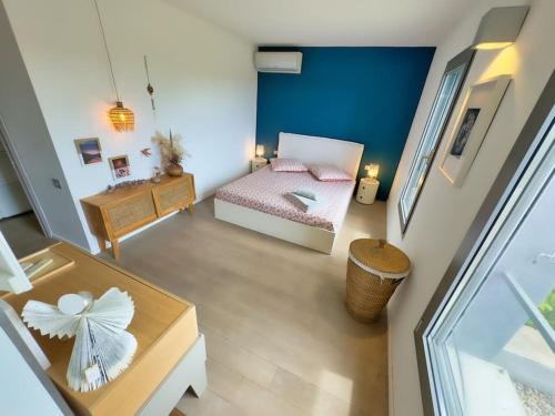 une petite chambre avec un lit et une table dans l'établissement Spacieuse Villa avec Piscine & Jardin - Hébergement Classé, à Plan-de-Cuques