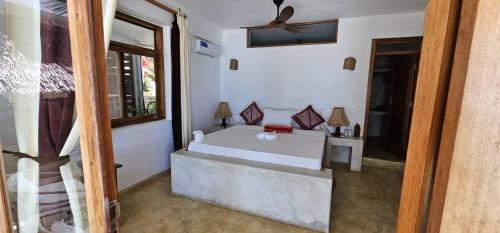 Postel nebo postele na pokoji v ubytování Palafitta Zanzibar