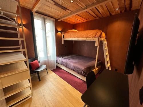 Cette petite chambre comprend des lits superposés et un bureau. dans l'établissement Maison de Ville - Le Bourget, au Bourget