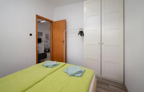 Ένα ή περισσότερα κρεβάτια σε δωμάτιο στο Stunning Home In Kavran With Wifi