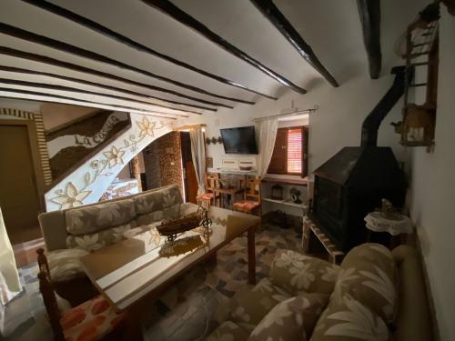 ein Wohnzimmer mit Couch und Kamin in der Unterkunft Alojamiento en Magina la casilla de Eustaquia in Bedmar